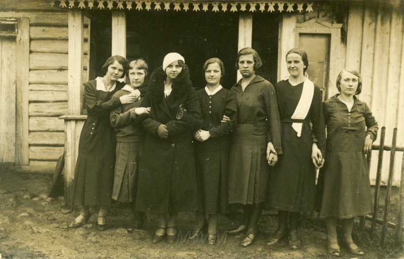 KKE 4000.jpg - Od lewej: pierwsza Stefania Sacewicz, druga Stefa Ławrynowicz, siódma Władysława Ławrynowicz, około 1934 r.